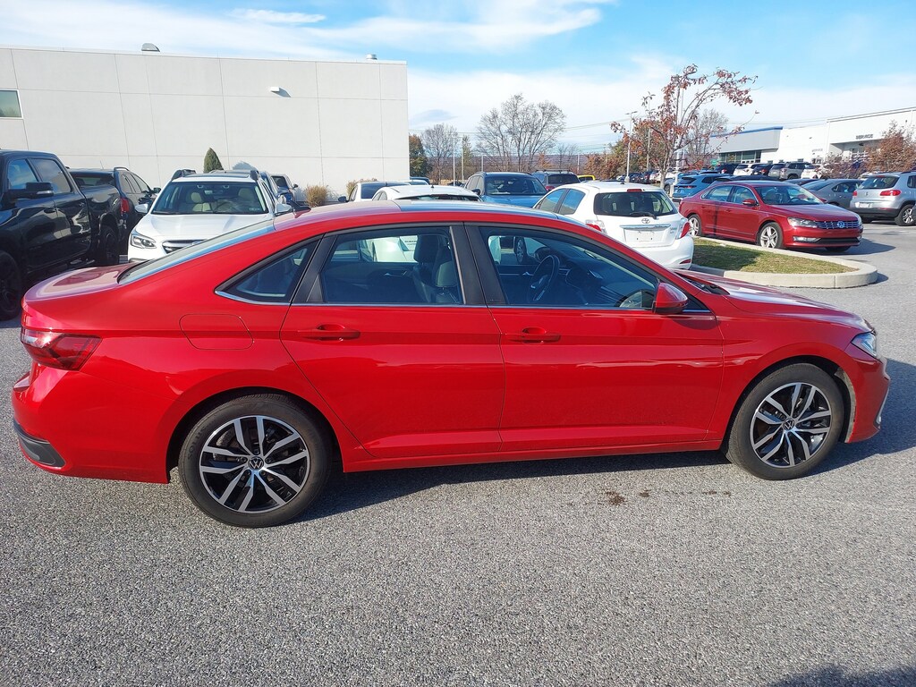 Certified 2025 Volkswagen Jetta SE SE Auto