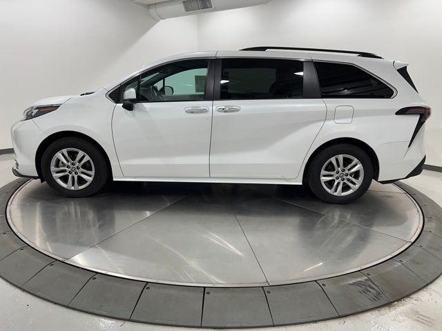 2024 Toyota Sienna XLE photo 2