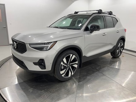 2025 Volvo XC40 B5 Plus Dark Theme SUV