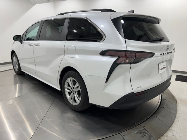 2024 Toyota Sienna XLE photo 3