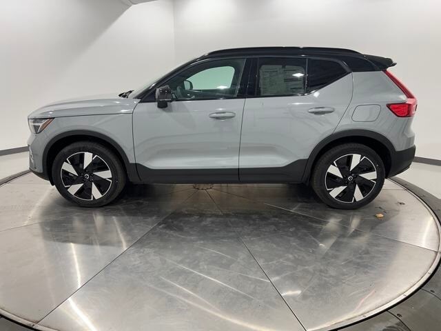 2024 Volvo XC40 Recharge Twin Core photo 2