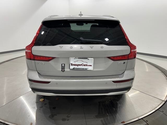 2025 Volvo V60 Cross Country B5 photo 4