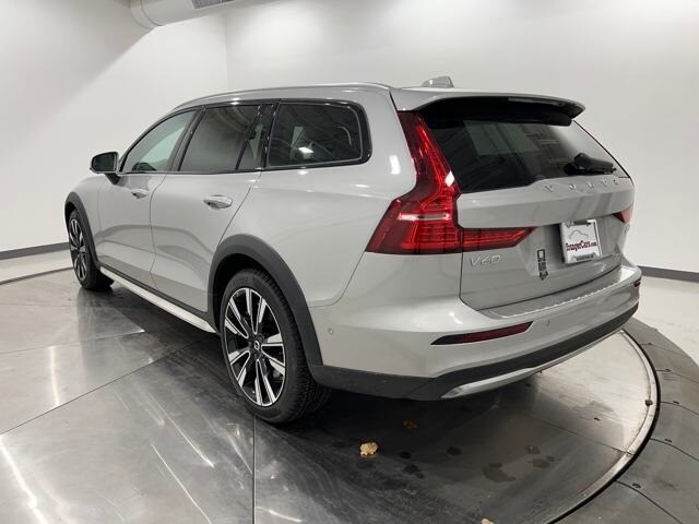 2025 Volvo V60 Cross Country B5 photo 3