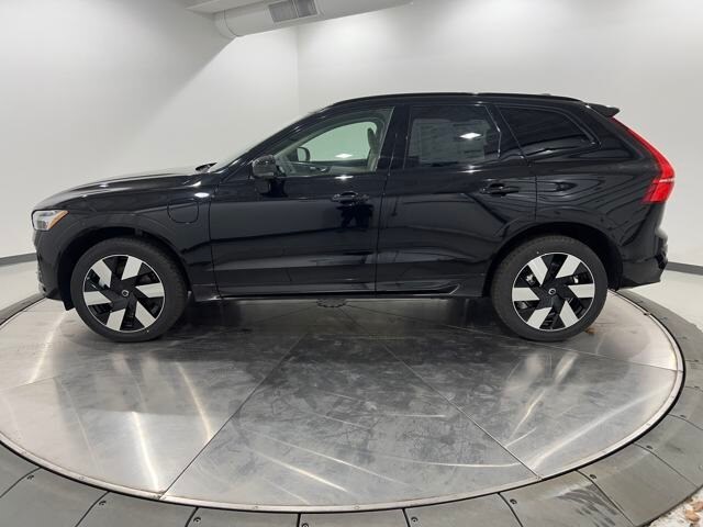 2025 Volvo XC60 T8 Plus photo 2