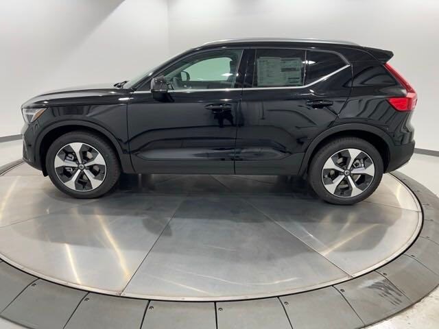 2025 Volvo XC40 Core photo 2