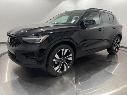 2025 Volvo XC40 B5 Plus Dark Theme SUV