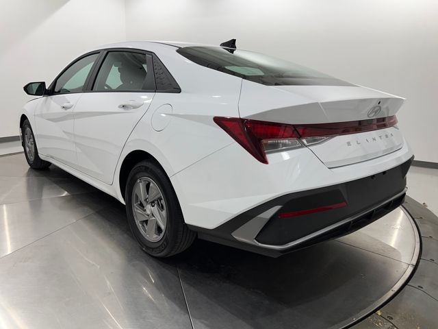 2025 Hyundai Elantra SE photo 3