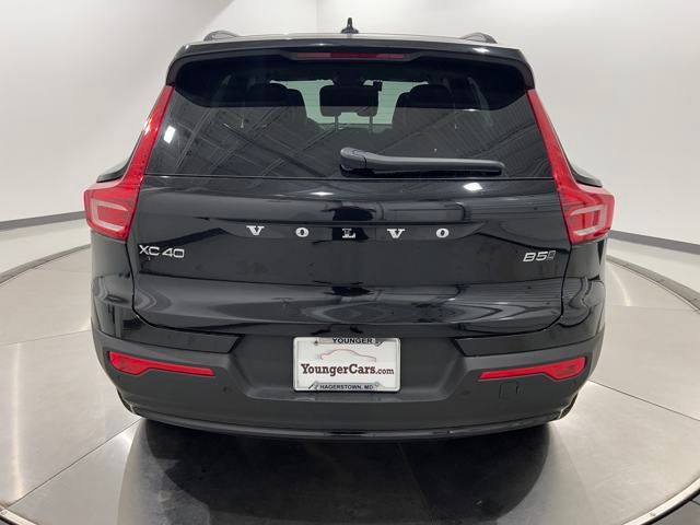 2025 Volvo XC40 Plus photo 2