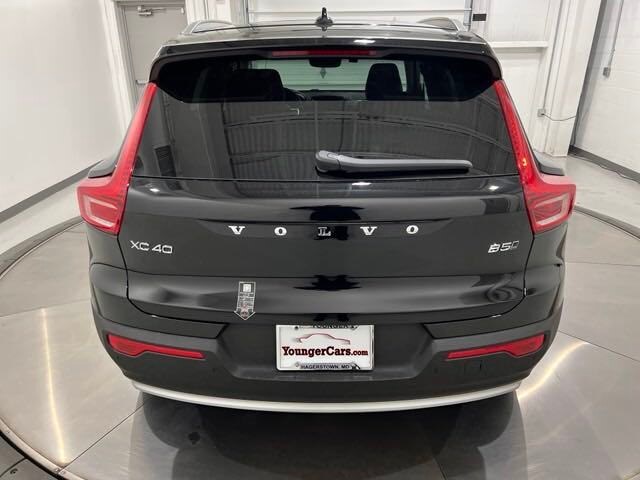 2025 Volvo XC40 Core photo 4