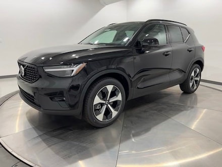 2025 Volvo XC40 B5 Plus Dark Theme SUV