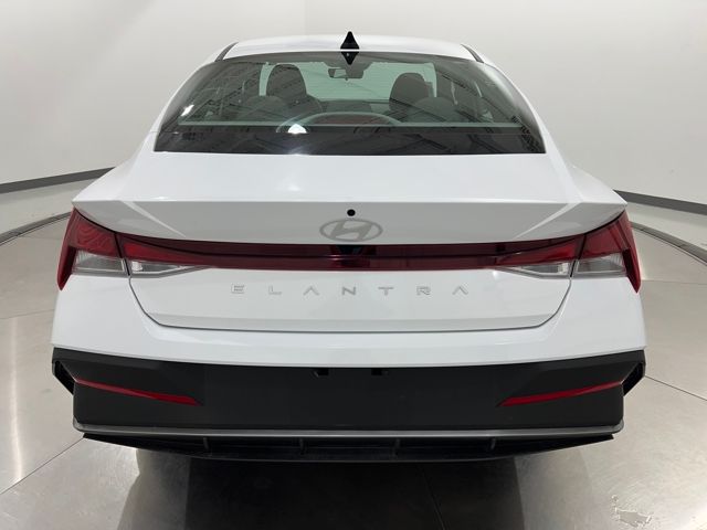 2025 Hyundai Elantra SE photo 4