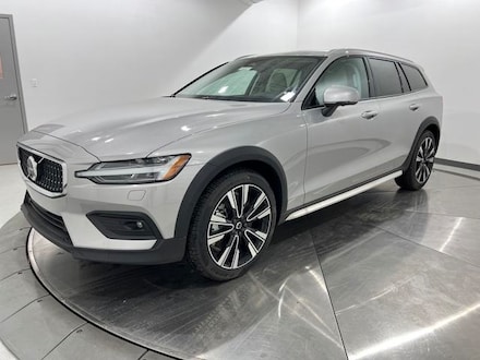 2025 Volvo V60 Cross Country B5 Ultra Wagon