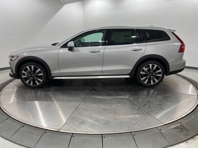 2025 Volvo V60 Cross Country B5 photo 2