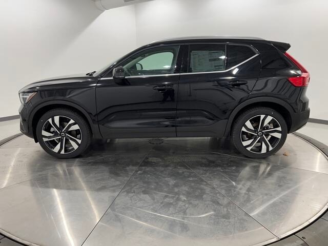 2025 Volvo XC40 Plus photo 2