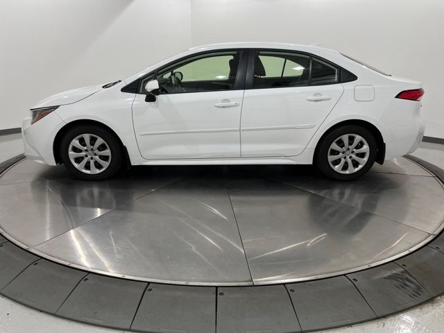 2022 Toyota Corolla LE photo 2