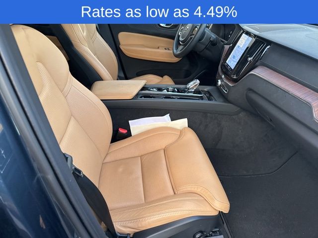 2023 Volvo XC60 Recharge Hybrid T8 eAWD Ultimate photo 3