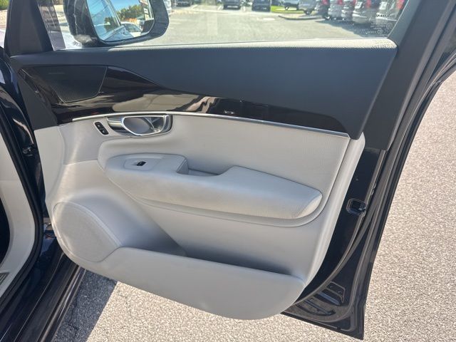 2019 Volvo XC90 T5 AWD Momentum photo 4