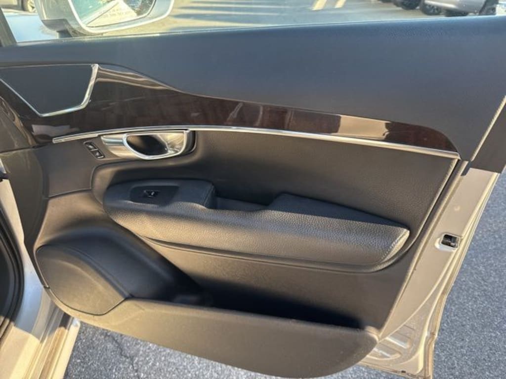 Used 2016 Volvo XC90 T6 Momentum SUV