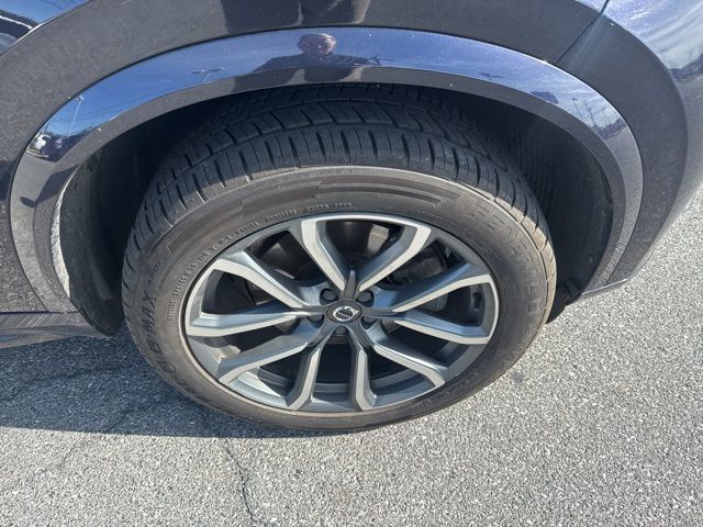 2019 Volvo XC90 T5 AWD Momentum photo 2