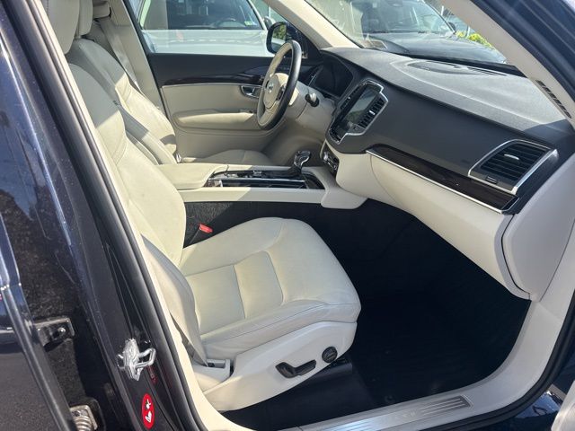 2019 Volvo XC90 T5 AWD Momentum photo 3