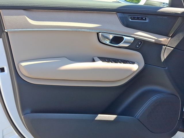 2026 Volvo XC90 Plus - Photo 9