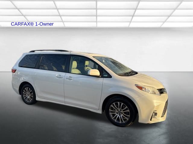 2019 Toyota Sienna XLE's photo