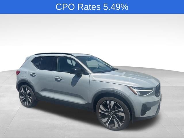2024 Volvo XC40 B5 Plus Dark AWD's photo