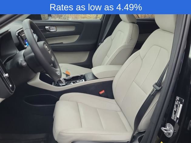 2024 Volvo XC40 AWD Plus photo 2