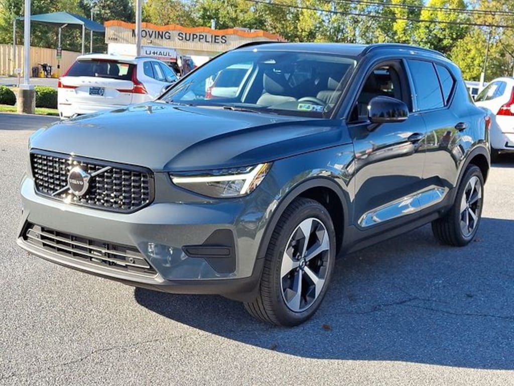 New 2026 Volvo XC40 B5 Core SUV