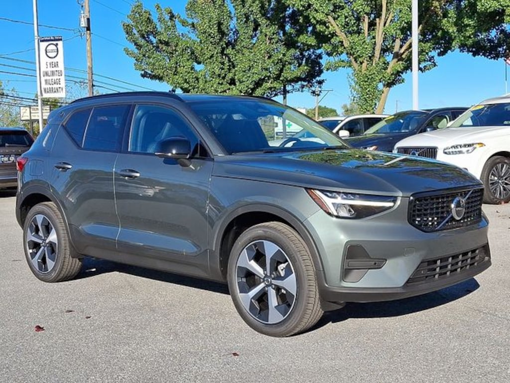 New 2026 Volvo XC40 B5 Core SUV