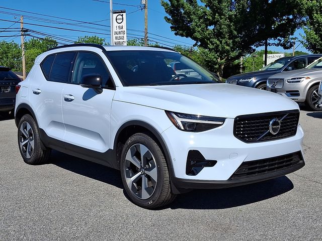2026 Volvo XC40 B5 Plus Dark AWD's photo