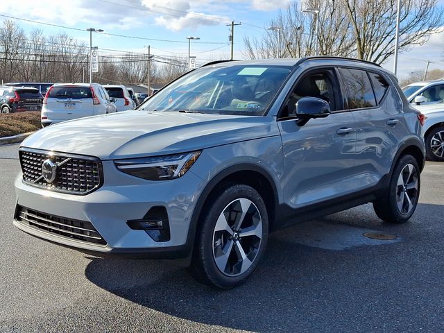 2025 Volvo XC40 Plus photo 2