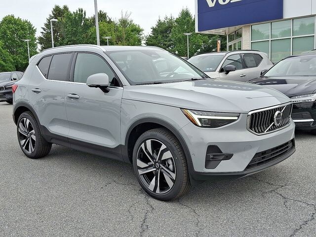 2025 Volvo XC40 B5 Ultra Bright Theme AWD SUV