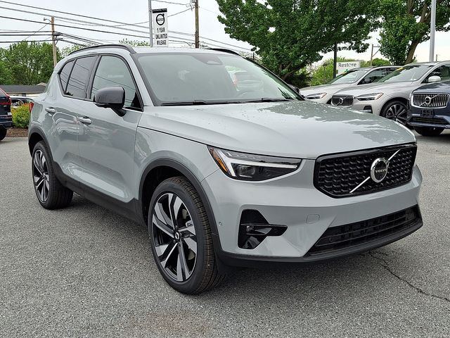 2026 Volvo XC40 B5 Plus Dark AWD's photo