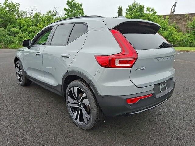 2025 Volvo XC40 Plus photo 2