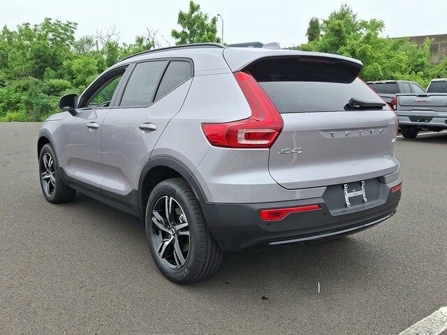 2026 Volvo XC40 Core photo 4