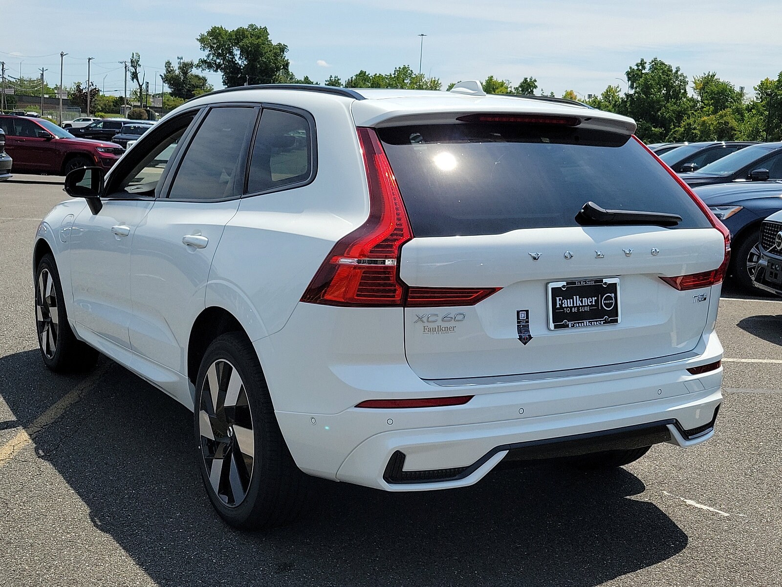 2025 Volvo XC60 Hybrid T8 Plus photo 3