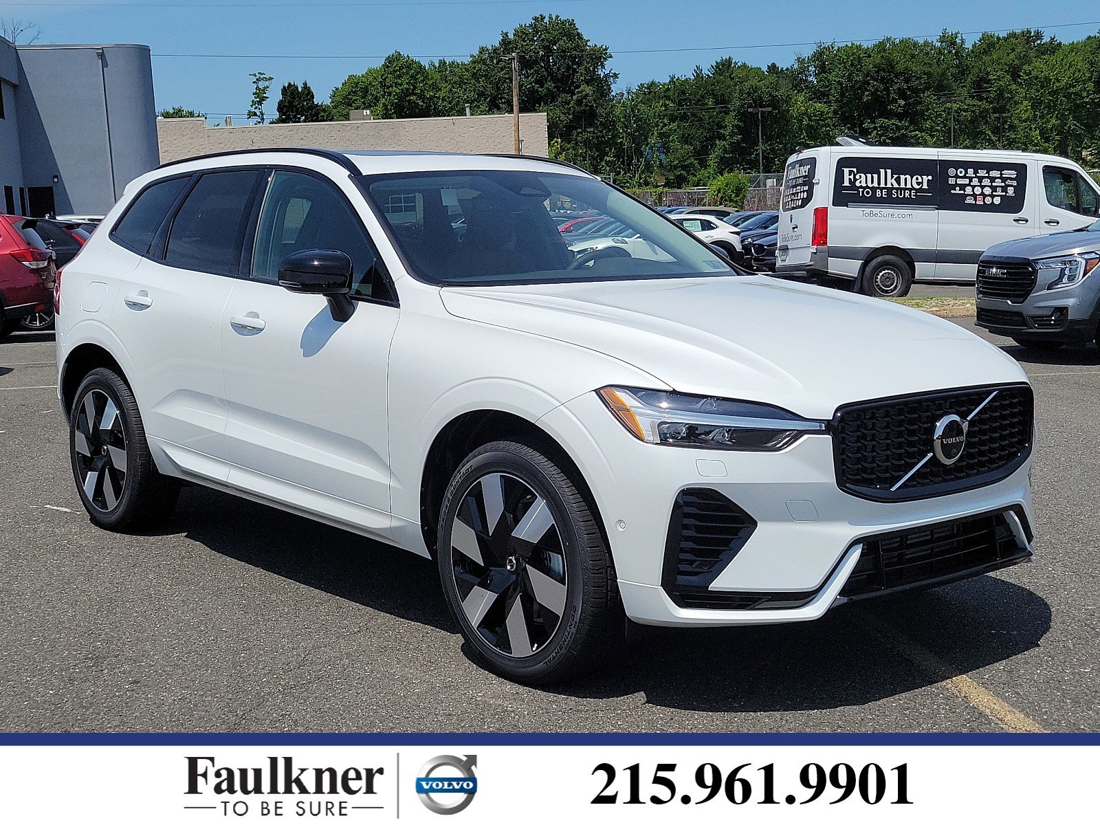 2025 Volvo XC60 Plus's photo