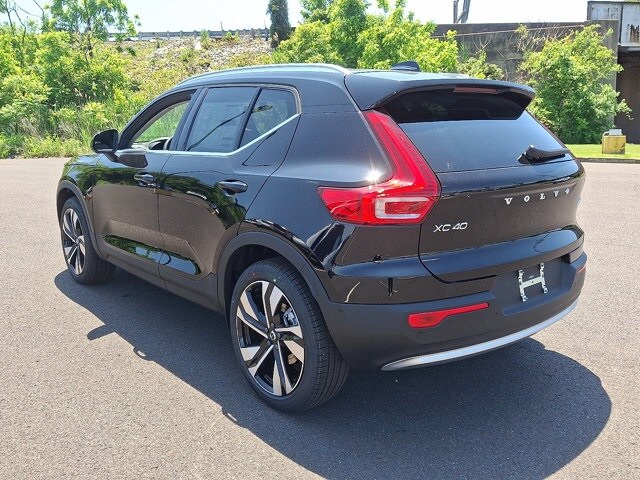 2025 Volvo XC40 Plus photo 4