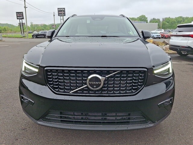 2025 Volvo XC40 photo 2