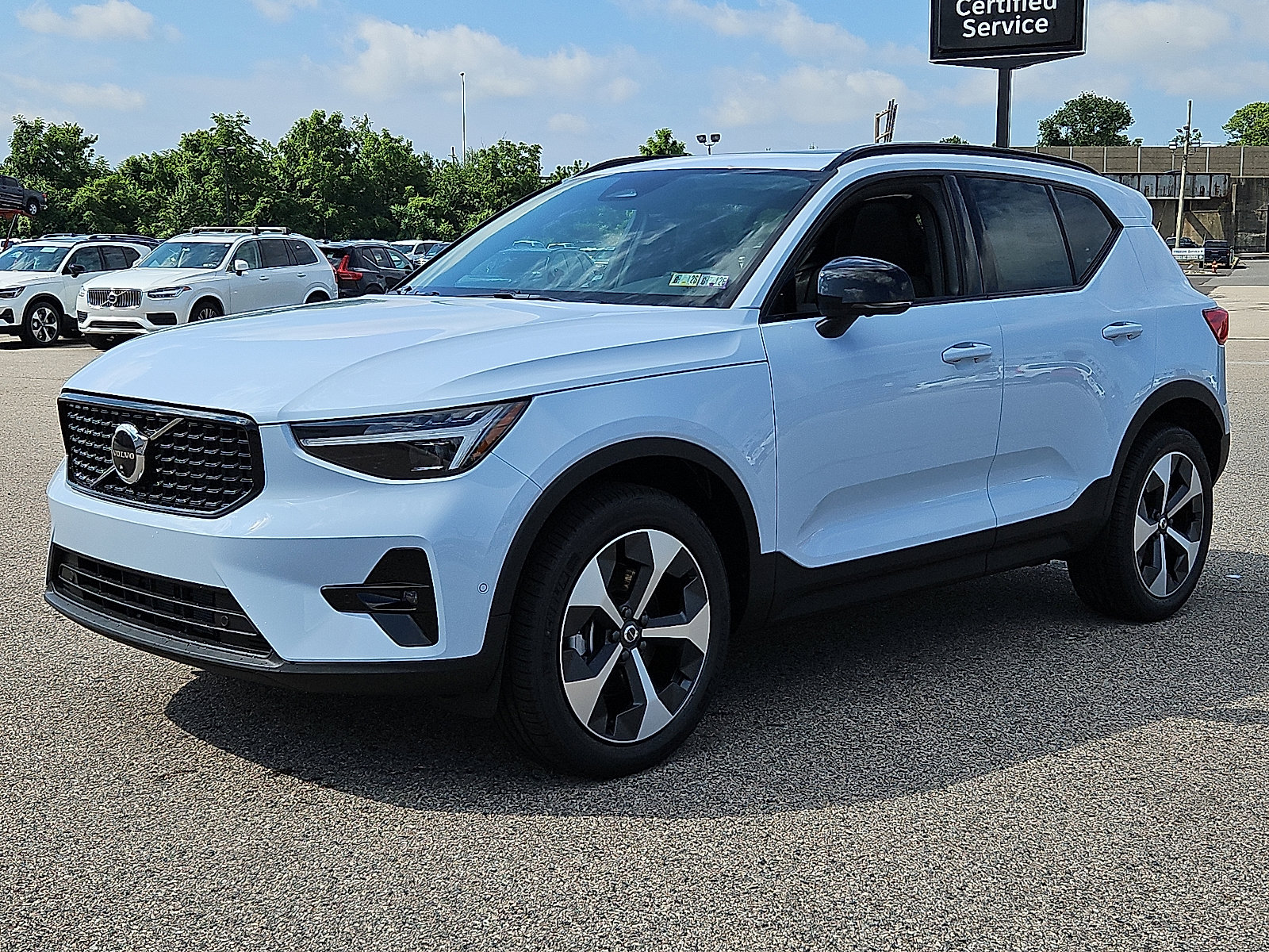 2026 Volvo XC40 Plus - Photo 3