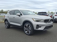 2025 Volvo XC40 B5 Ultra Bright Theme SUV