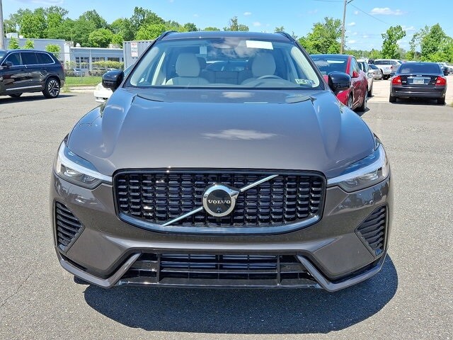 2025 Volvo XC60 Hybrid T8 Plus photo 2