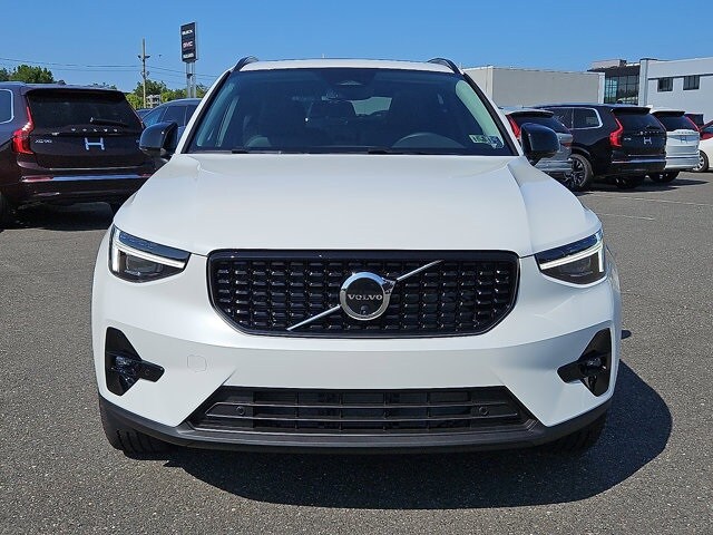 2026 Volvo XC40 Plus photo 2