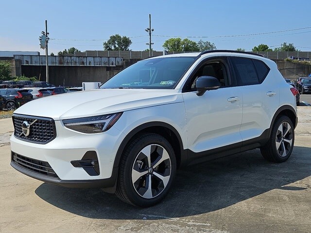 2026 Volvo XC40 Plus photo 2