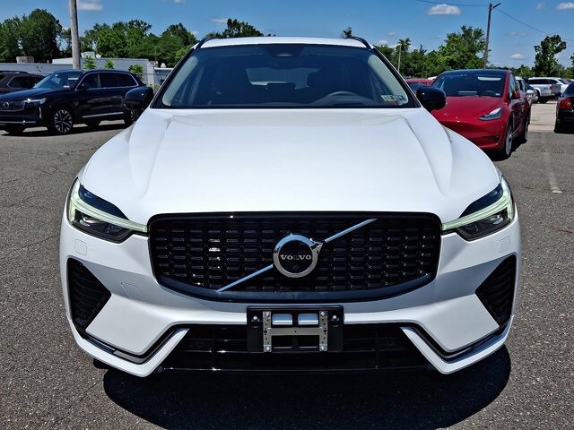 2025 Volvo XC60 B5 photo 2
