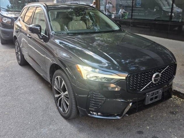 2023 Volvo XC60 B5 Plus photo 2