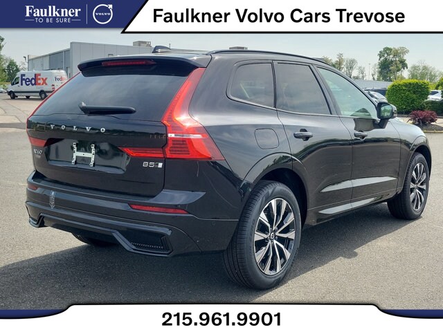 2023 Volvo XC60 B5 Plus photo 2