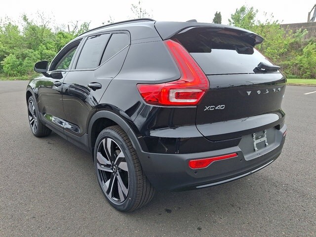 2025 Volvo XC40 photo 4