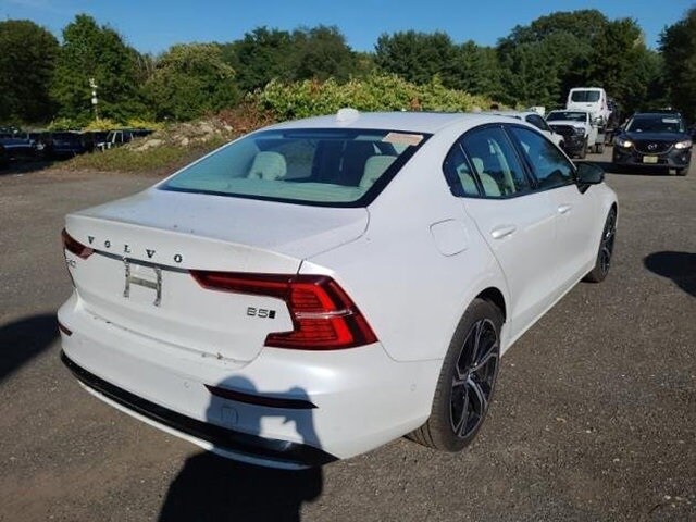 2024 Volvo S60 B5 AWD Plus photo 4
